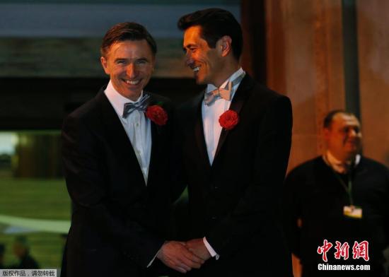 当地时间2014年3月28日深夜，英国伦敦，同性伴侣举办结婚仪式，他们成为英国第一批合法夫妻。