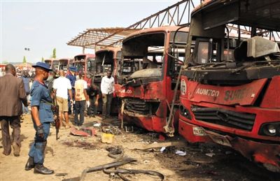 4月14日，在尼日利亚首都阿布贾郊区，调查人员在爆炸现场搜集证据。 新华社发