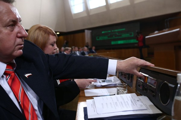 　当地时间2014年4月11日，克里米亚辛菲罗波尔，克里米亚共和国议会通过了克里米亚宪法。