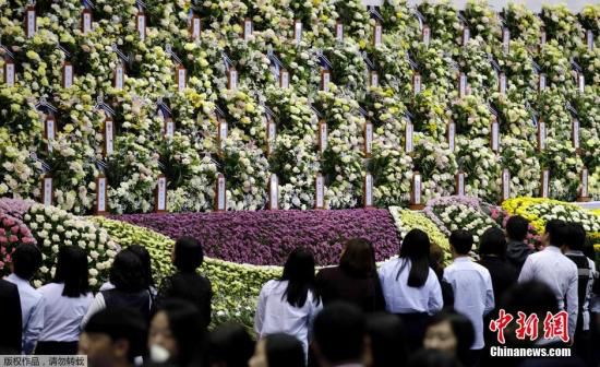 韩国民众络绎不绝地前往位于安山的集体焚香所，悼念“世越”号客轮沉没事故死难者。