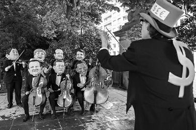 4日在布鲁塞尔，非政府组织『乐施会』成员戴着七国首脑面具演奏名曲《钱钱》，批评七国政策导致全球贫富差