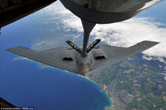 美军发布B-2轰炸机空中加油照片被指罕见(图)