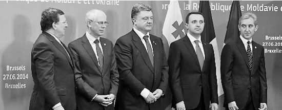 6月27日，在比利时首都布鲁塞尔的欧盟总部，欧盟委员会主席巴罗佐、欧洲理事会主席范龙佩、乌克兰总统波罗申科、格鲁吉亚总理加里巴什维利和摩尔多瓦总理莱安克（从左到右）出席签约仪式。 新华社发