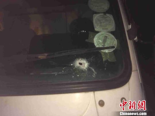两中国人驾驶的货车被匪徒用AK47扫射后留下的弹孔。