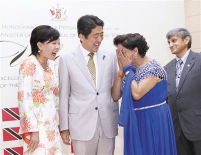 晚宴上特立尼达和多巴哥总理比塞萨尔(右二)与安倍聊天。 晚宴上特立尼达和多巴哥总理比塞萨尔(右二)与安倍聊天。
