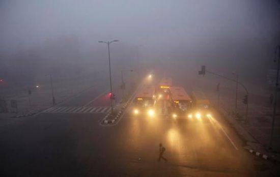 　当地时间2014年1月20日，印度新德里笼罩在雾霾中，整个城市像是罩在厚厚一层灰毯下。