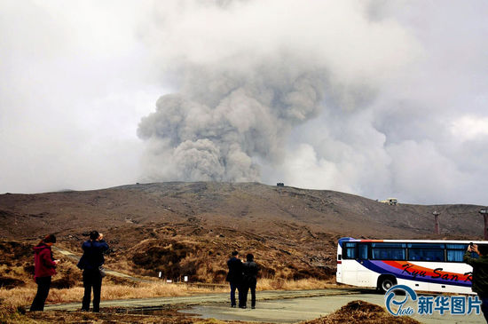 日本阿苏中岳火山发生喷发 喷烟高达1000米