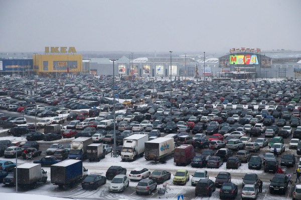 　当地时间2014年13至15日，俄罗斯莫斯科，超市外停满前来抢购物资的车。