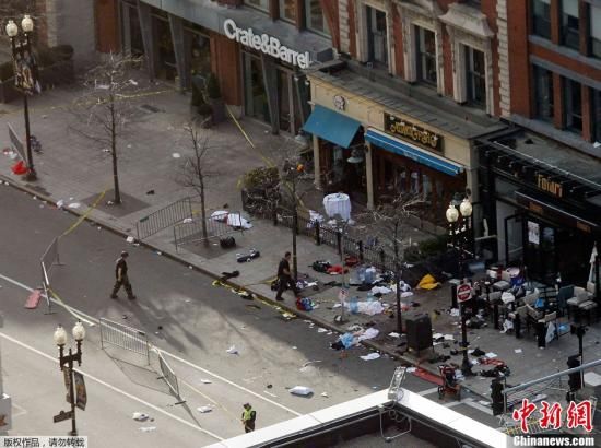 　2013年当地时间4月15日，美国波士顿马拉松比赛终点线附近发生至少两起爆炸。图为爆炸现场。