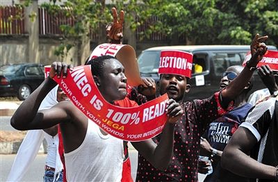 2月7日，尼日利亚阿布贾，示威者们抗议总统选举推迟6周。
