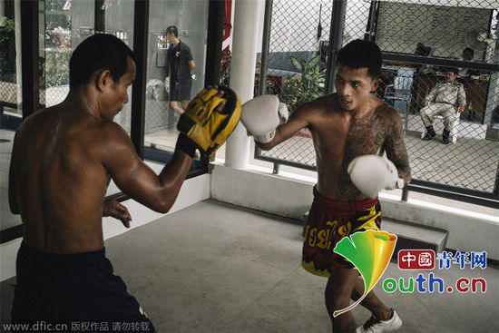 泰国监狱举办囚犯拳击赛 胜者可减刑或提前获释