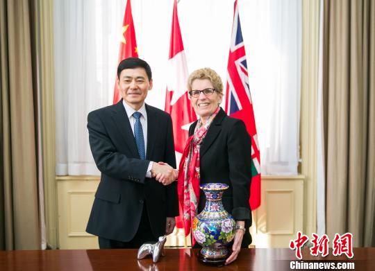 　图示省长韦恩（右）与薛冰总领事首度官式会晤。　安省/摄