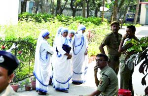 印度警方15日说，当局已确认涉嫌轮奸七旬修女的部分嫌疑人身份，正悬赏10万卢比（约1500美元）通缉在逃者。