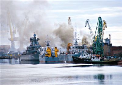 4月7日，起火的船厂码头被浓烟笼罩。