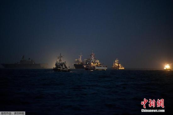 当地时间2014年4月24日，搜救人员在全罗南道珍岛郡海域24小时不分昼夜的搜寻沉船事故失踪者。