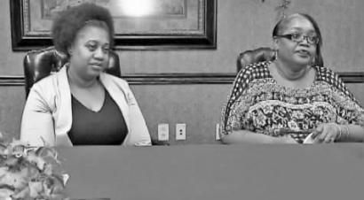 米切尔·克拉克（左）与生母芙朗辛戏剧般地重逢