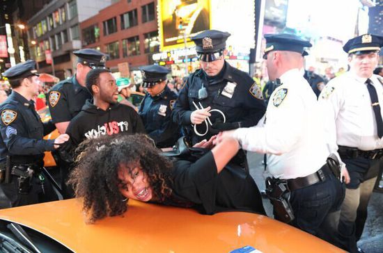 纽约时报广场一名示威者被警方逮捕。