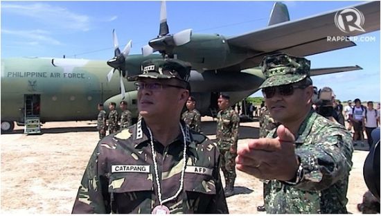 菲律宾军方总参谋长卡塔庞(左一)率记者登南沙中业岛。