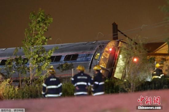 当地时间5月12日晚，一列美国铁路公司的火车在费城弗兰克福段脱轨，导致至少50人受伤。