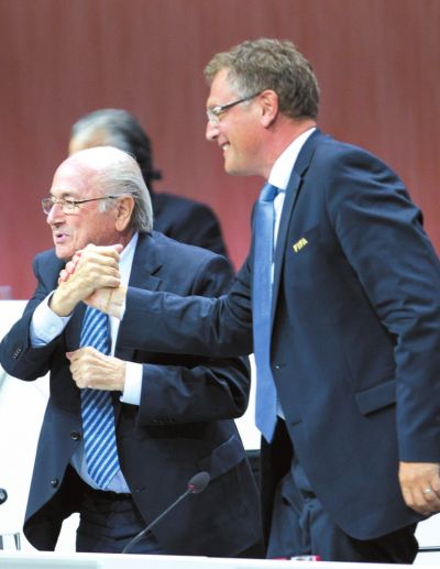 国际足联大会上，布拉特与瓦尔克右握手。新华社发