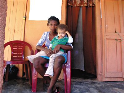 海地妇女罗莎·约瑟夫和2岁的儿子安德森·约瑟夫。约瑟夫16岁时怀孕，她说，孩子的父亲是一名来自乌拉圭的维和人员。