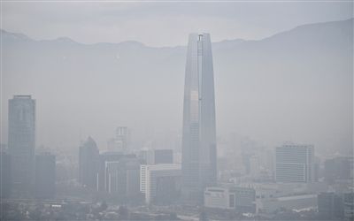 21日，智利首都圣地亚哥被雾霾笼罩。