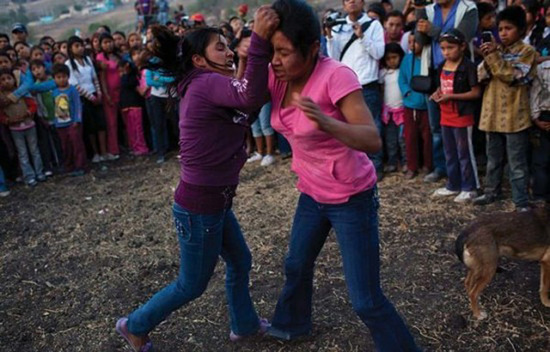 墨西哥小镇求雨仪式：女性互殴流血浇灌土地(图)