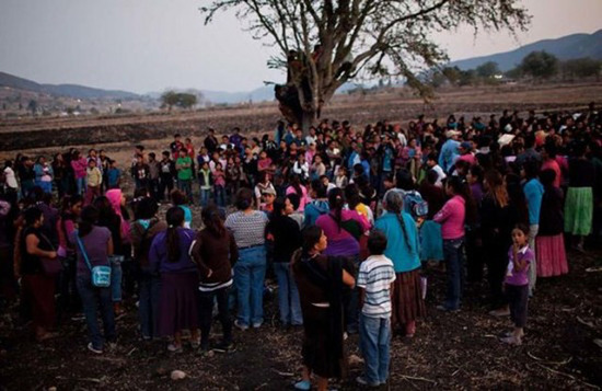 墨西哥小镇求雨仪式：女性互殴流血浇灌土地(图)