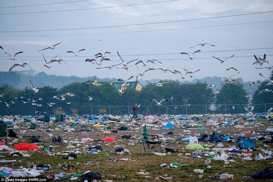 英国最大露天音乐节落幕 留下近1700吨垃圾