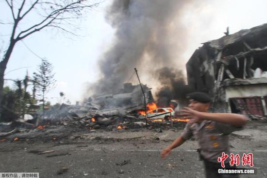 当地时间6月30日，印尼棉兰，印尼一架军用运输机起飞不久后在居民区坠毁，机体爆炸燃成火球。