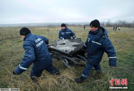 当地时间2014年11月16日，乌克兰顿涅茨克地区，坠毁MH17飞机残骸收集工作进行中。