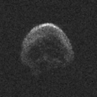 这颗彗星外形酷似骷髅头，表面甚至可分出眼鼻。
