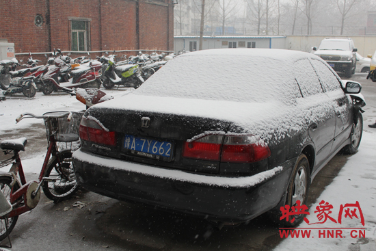 肇事车辆尾部，车辆号牌清晰可见