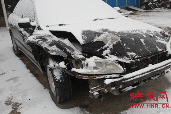 车头由于撞击严重损坏