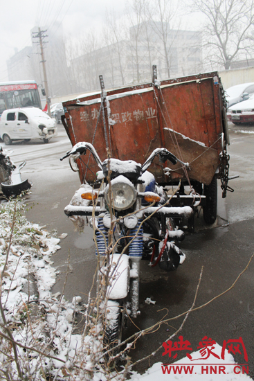 梅师傅装载垃圾的三轮车