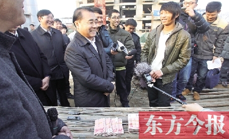 农民工讨薪未果 省高院院长跑到工地发欠薪
