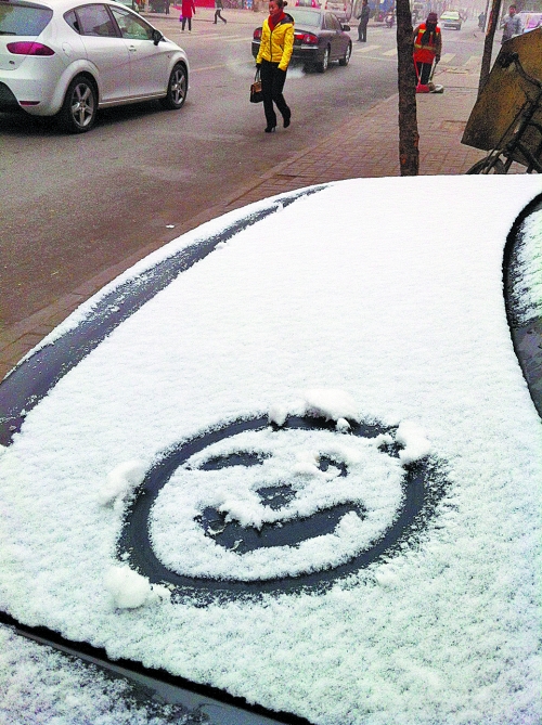 一月十五日上午，有汽车披着一身的雪装，从经开区回到市区。