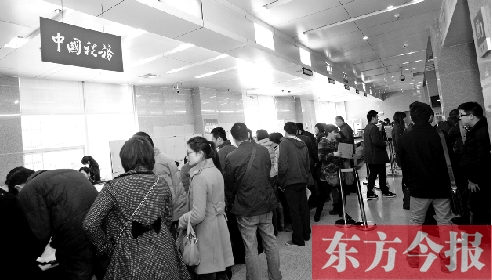 　昨天，在郑州市房管局办税柜台，迎来络绎不绝办理业务的市民
