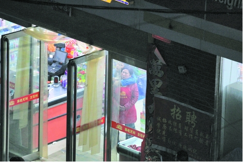 郑州：男子劫持售货员 谈判专家苦苦“攻心”