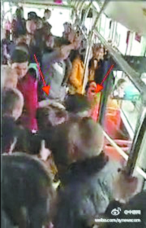 郑州：公交车上没让座 女孩遭老汉揪头发暴打