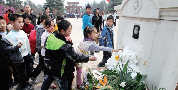 昨天上午，来郑州市烈士陵园祭扫的小学生将百花摆放在吉鸿昌烈士墓前