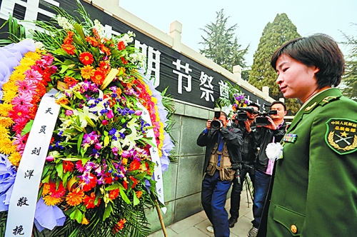 　　4月4日,我国首位女航天员刘洋来到林州市烈士陵园。在烈士纪念碑前,刘洋和众人一起列队肃立默哀致敬