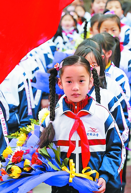 　4月4日,许多小学生来到新县鄂豫皖革命烈士纪念馆为烈士扫墓。记者　王天定　摄