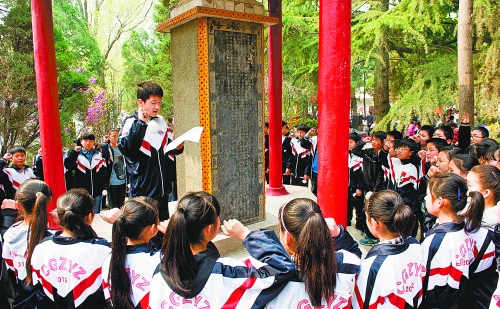 　　4月3日,宜阳县1000余名师生通过献花、宣誓、扫墓、读祭文等形式缅怀革命先烈。 田义伟 摄