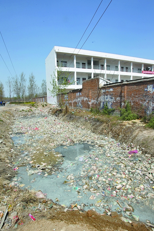 污水垃圾“护城河”紧挨着教室