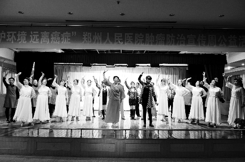 昨日，郑州人民医院举办了一台特殊的晚会，表演的和看表演的大都是癌症患者 河南商报记者 王春胜/摄　