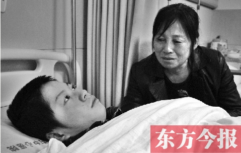 15岁的儿子被殴打成重伤，巨额医疗费成了曲新苗女士难以跨越的坎儿