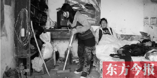 　宁陵县赵村乡大杨庄村，16岁的王香浦在打扫家里的卫生，床上躺着她的爸爸　