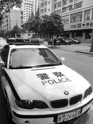 停在信阳街头的宝马警车