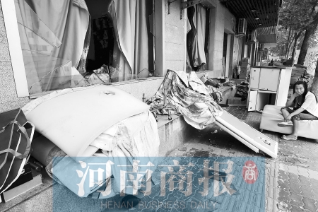 　多间临街商铺夜间被砸，店里的沙发、货品等被搬到了户外  侯建勋/摄